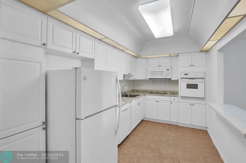 Foto principal - 19390 Collins Ave