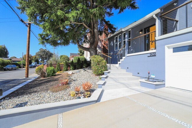 Foto del edificio - Stunning East Richmond Heights Home!
