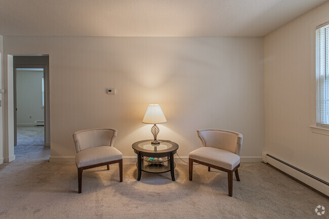 2 BR 1 Bath / 660 sf - Living room - Princeton at Mill Pond