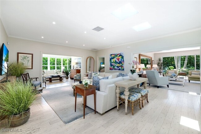 Building Photo - 642 6th Ave N