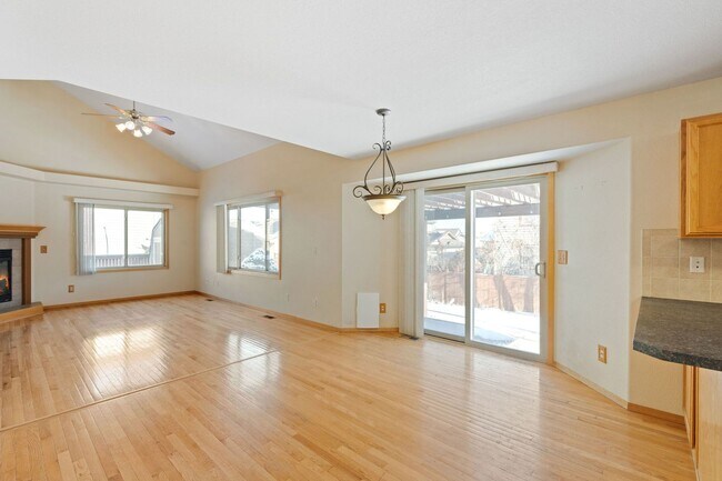 Building Photo - Spacious 5-Bedroom, 4-Bathroom home in Wes...