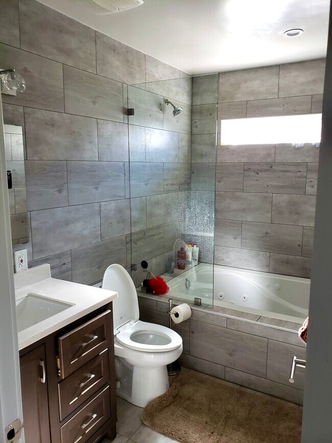 Foto del edificio - 5920 Colbath Ave