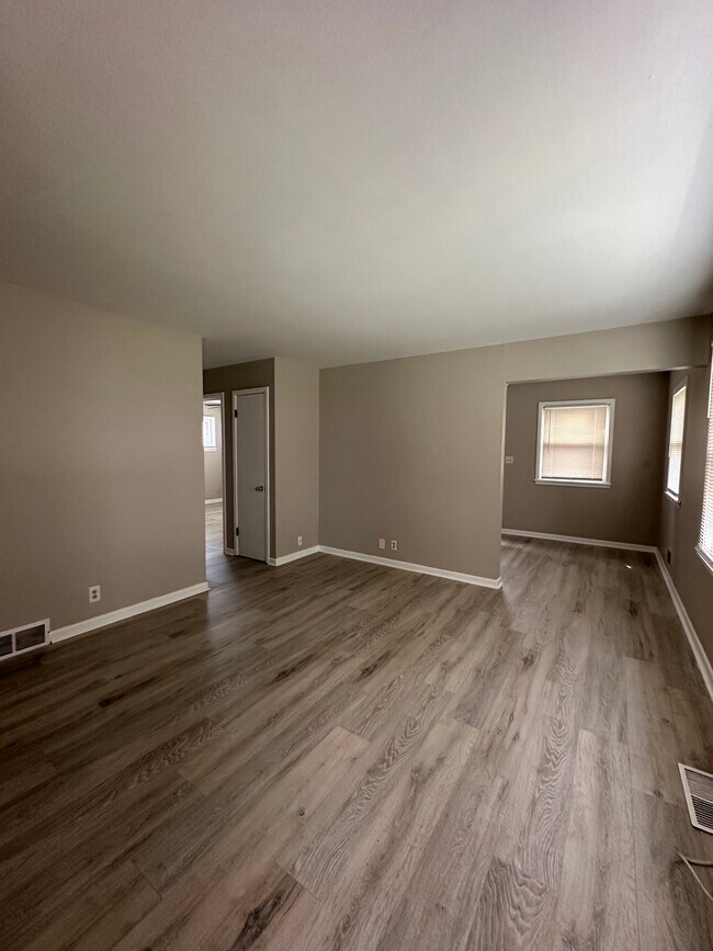 Building Photo - Cozy West Allis 2 Bedroom Apartment