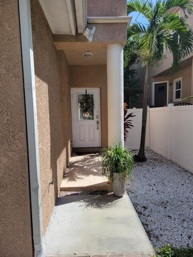 Building Photo - Large 3 Bed 2.5 Bath 2 Car GarageTownhouse...