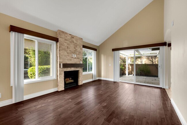 Foto del edificio - Beautiful 2-Story, 3-Bedroom, 3-Bath Townhome Community Pool