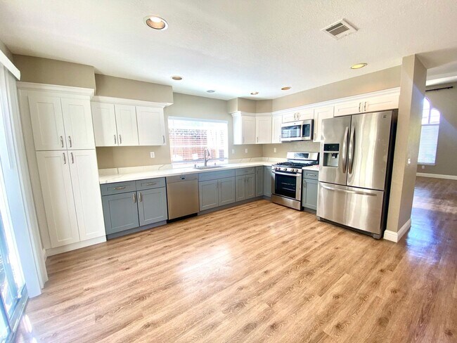 Building Photo - Pleasanton 4 Bed / 3 Bath, Solar Home, with Pool, Pets welcome, Owner provides gardener & pool se...