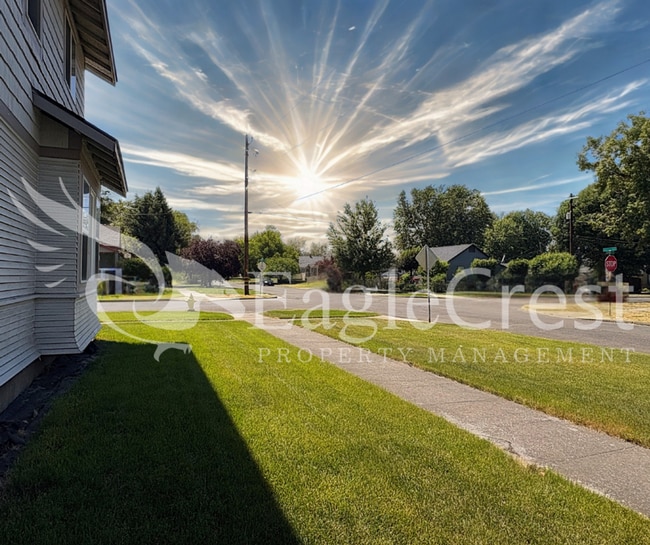 Building Photo - Spacious 3-Bedroom, 2-Bath Home on a Corner Lot-Students Encouraged To Apply