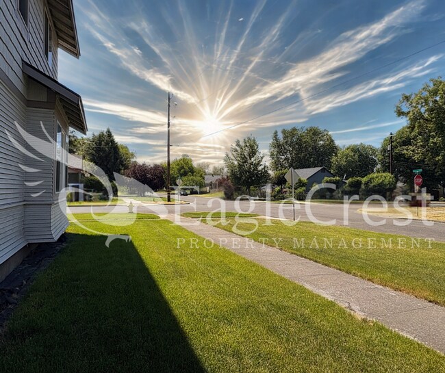 Foto del edificio - Spacious 3-Bedroom, 2-Bath Home on a Corner Lot-Students Encouraged To Apply
