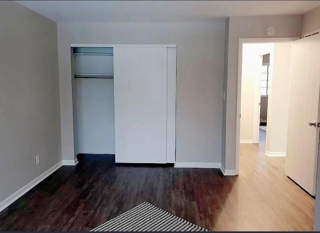 Foto del edificio - 8616 Hickory Ave