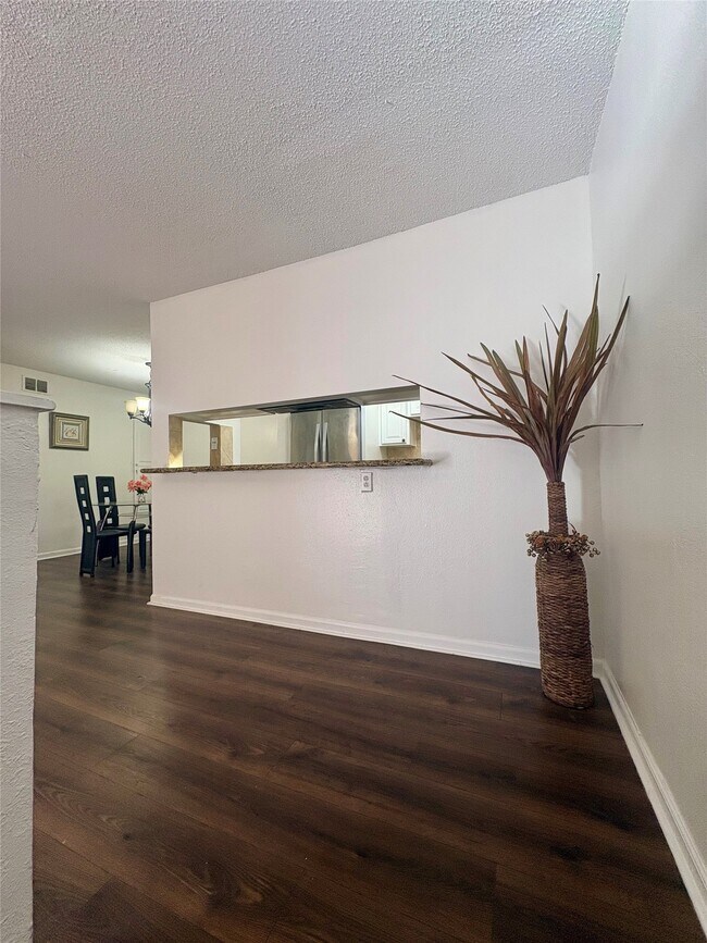 Foto del edificio - 2744 Briarhurst Dr