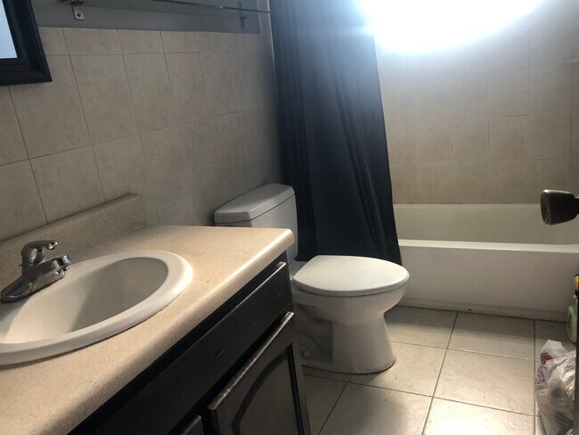 Main bathroom - 2870 Woods Ave