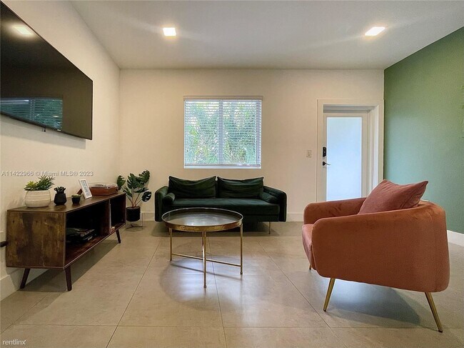 Foto del edificio - 2 br, 1 bath House - 220 NW 47th St