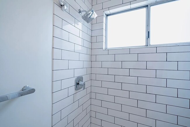 Foto del edificio - 520 E Magnolia Blvd