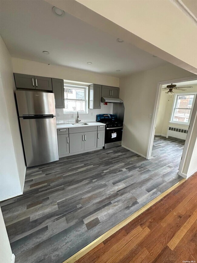 Foto del edificio - 33-08 Francis Lewis Blvd