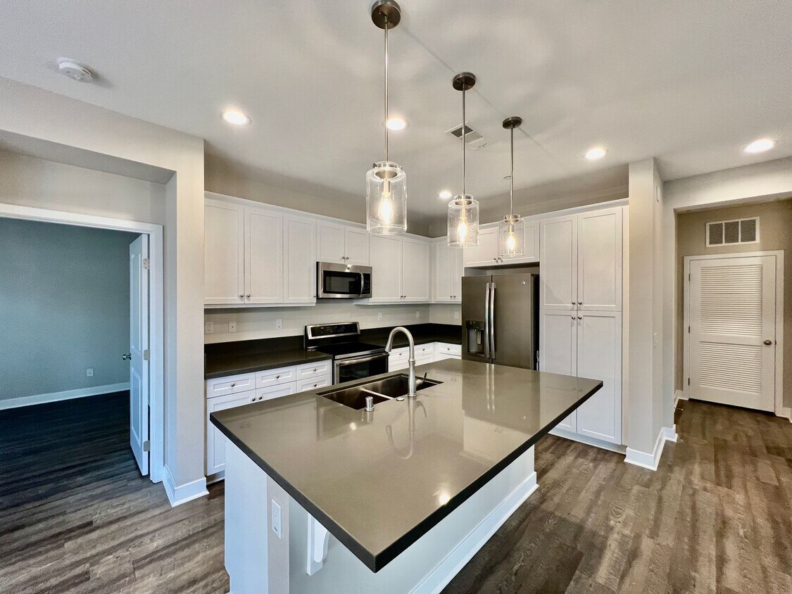 Primary Photo - Beautiful 3B/2BA house available for lease...