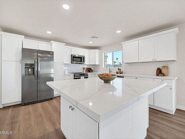 Building Photo - 3430 E Poinsettia Dr