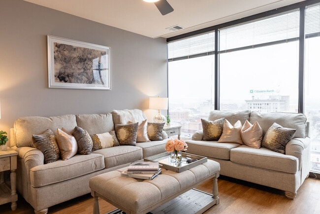 Building Photo - The Residence at 1000 Elm