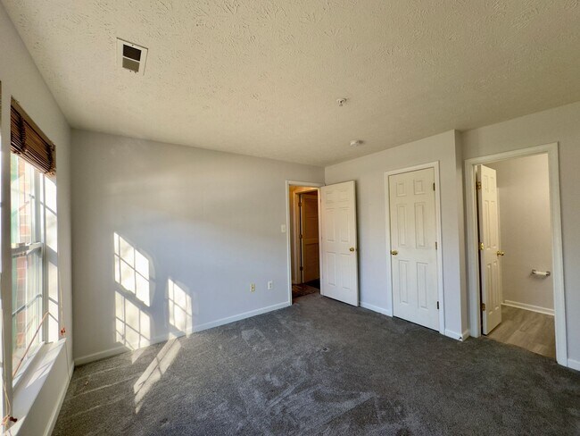 Foto del edificio - Spacious 4-Bedroom Townhome with Modern Am...