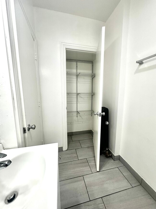 Sample 1 Available Feb / 2026 - 4031 N Kenmore Apartments