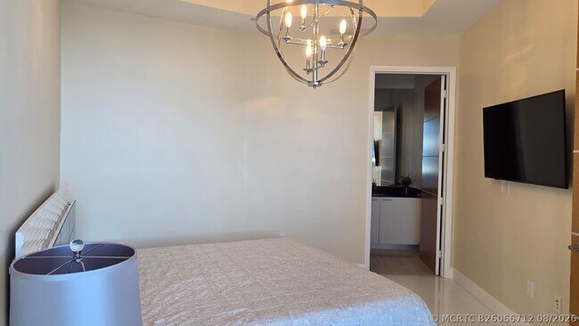 Building Photo - 15811 Collins Ave