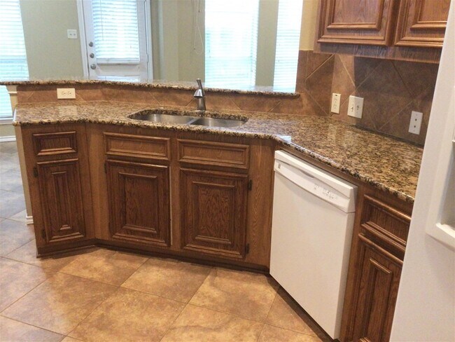 Foto del edificio - 2718 Lakecrest Way Dr