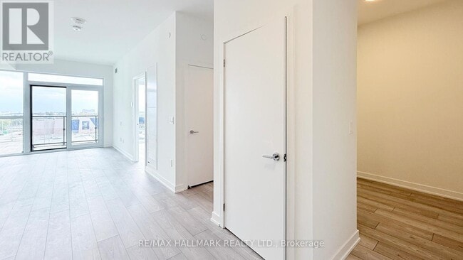 Building Photo - 1007 The Queensway