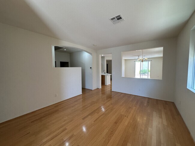 Foto del edificio - 9900 Shadow Grove Ave