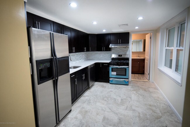 Building Photo - 11 Lloyd Rd