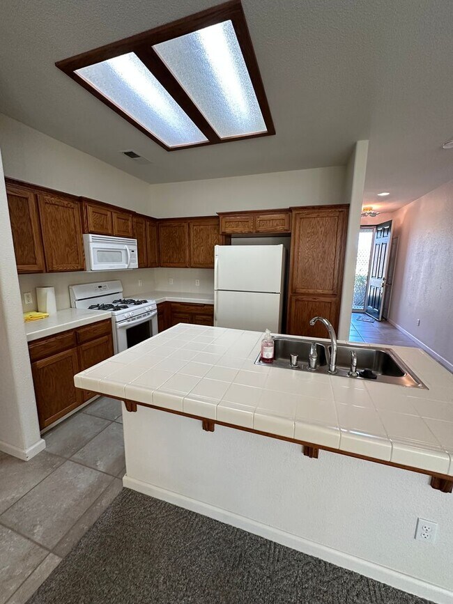 Foto del edificio - Charming 3 bedroom 2 bathroom home located in Hanford