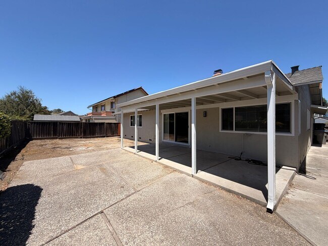 Building Photo - 3 bed 2 bath Available in San Jose! | $4,395