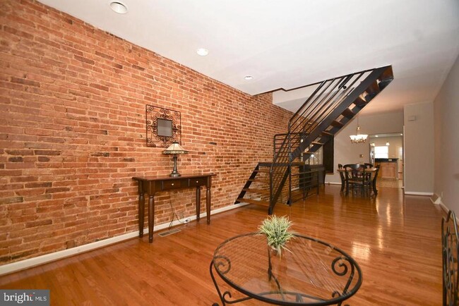 Building Photo - 2811 Hudson St