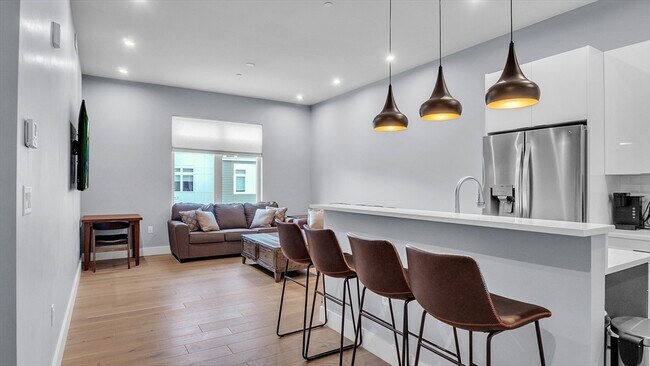 Building Photo - 60 Cross St E
