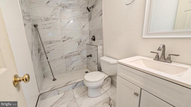 Foto del edificio - 6721 Sycamore Park Dr