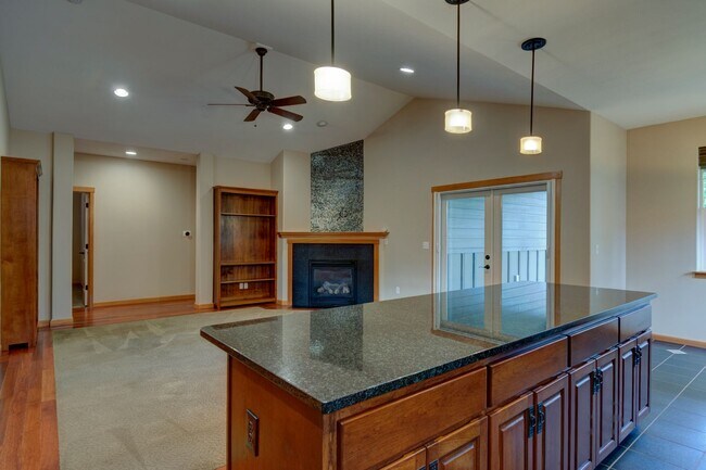 Building Photo - 3 Bedroom 2 Bath home in Fairway Point - Golf Course View