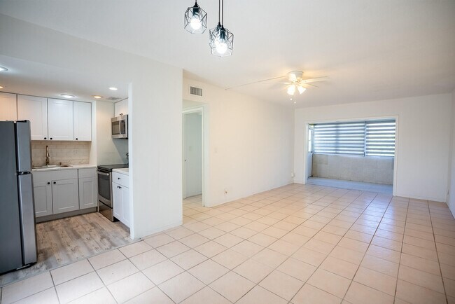 Foto del edificio - 125 W Hidden Valley Blvd