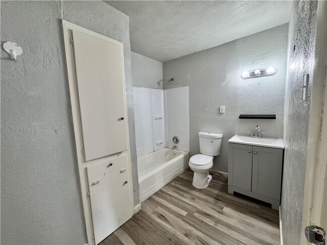 Foto del edificio - ONE BEDROOM WATER PAID FIRST FLOOR APARTMENT