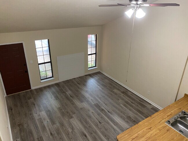 Foto del edificio - Perfect 1 Bedroom 1.5 Bathroom Townhome! Newer Flooring, Paint, and Appliances!