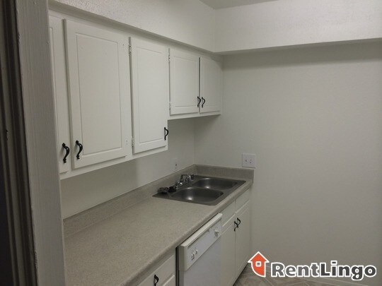 Building Photo - 2400 Hackett Dr