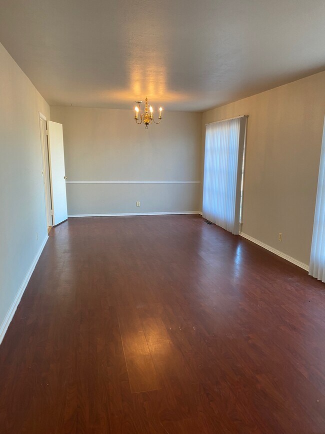 Building Photo - 11205 N Villa Ave