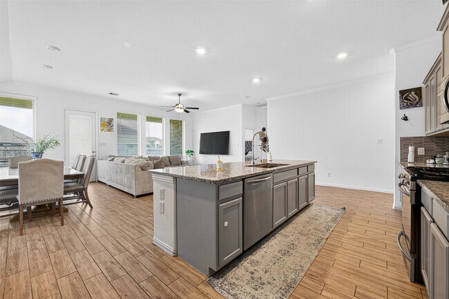 Foto del edificio - 4441 Jessamine Creek Trl