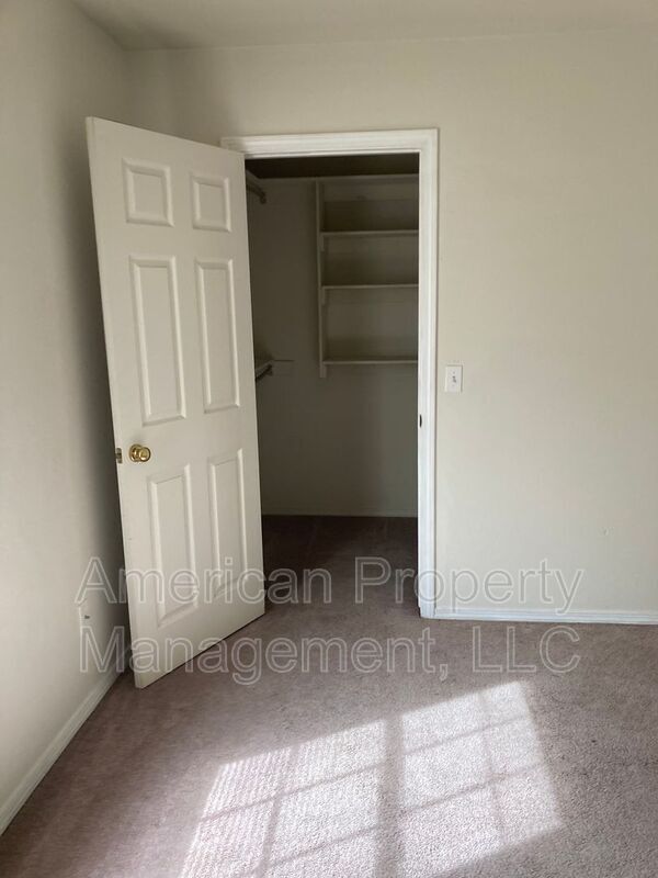 Building Photo - 5098 S Hickory Ave