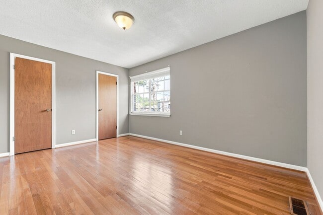 Building Photo - 1002 Willow Dr