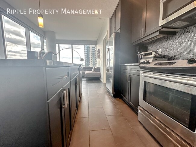 Photo du bâtiment - FURNISHED 2 BEDS/ 2 BATHS CONDO IN THE COM...