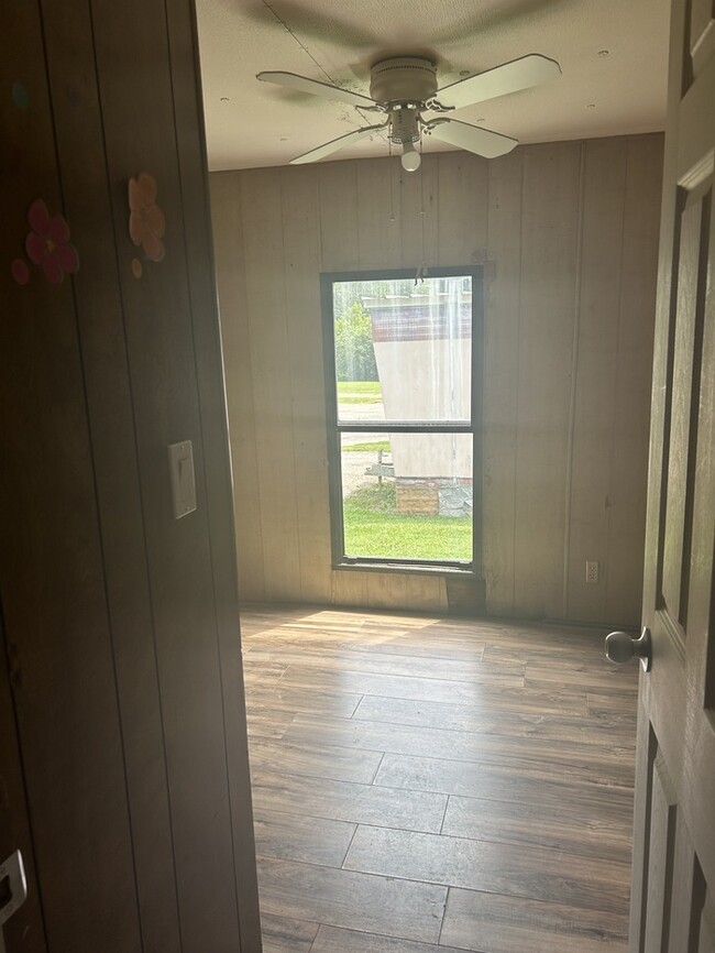 Building Photo - 2 Bedroom/1 Bathroom Mobile Home