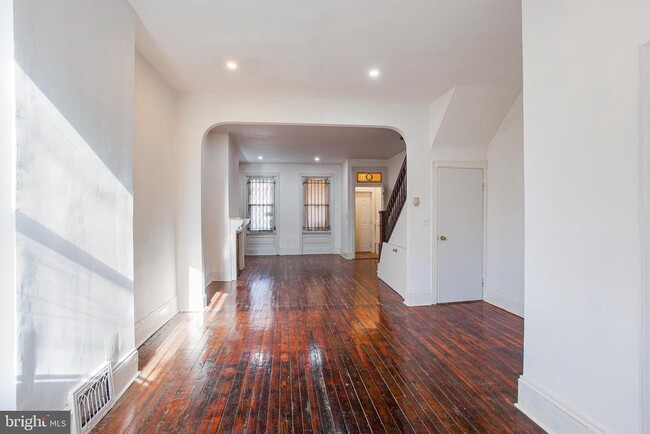 Building Photo - 5820 Vine St