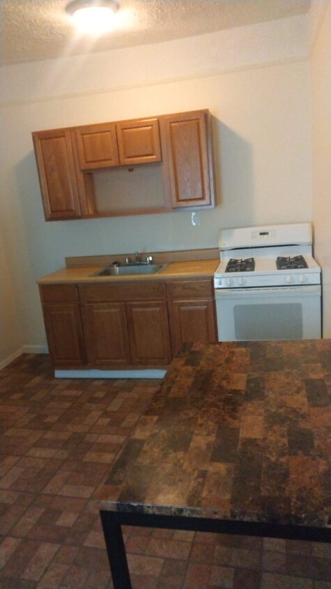 Building Photo - 397 Linwood St