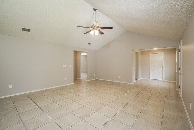 Building Photo - 2711 Pinewood Blvd N