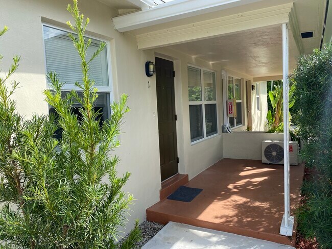 Little Balcony - 1044 NE 12th Ave