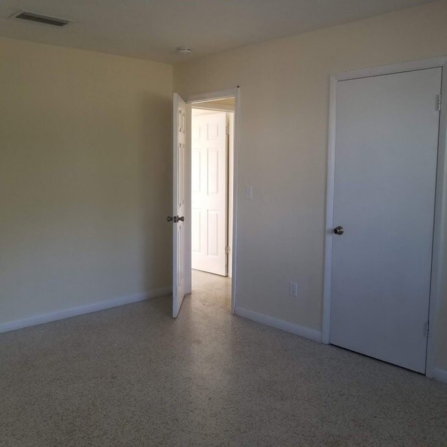 Building Photo - 7047 Spring Hill Dr
