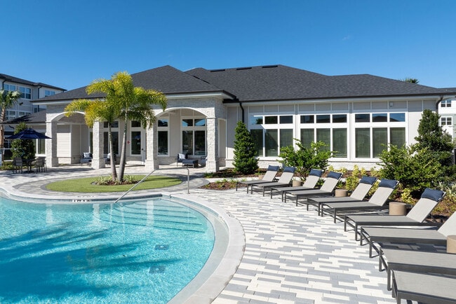 Building Photo - Holly Grove